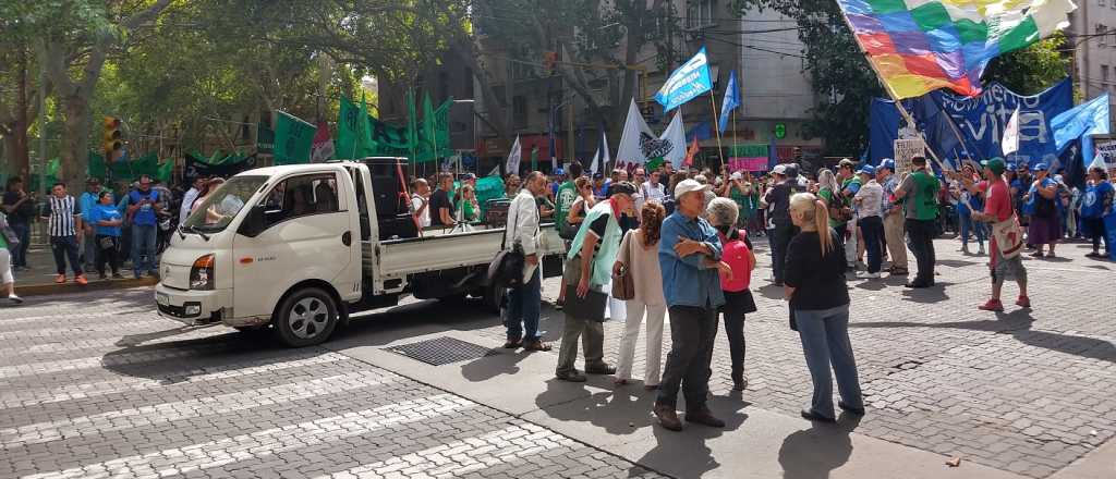 Los gremios estatales marcharon a Casa de Gobierno