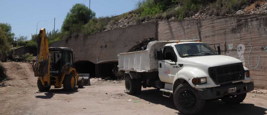 Limpian un colector en Luján para evitar el riesgo de crecidas 