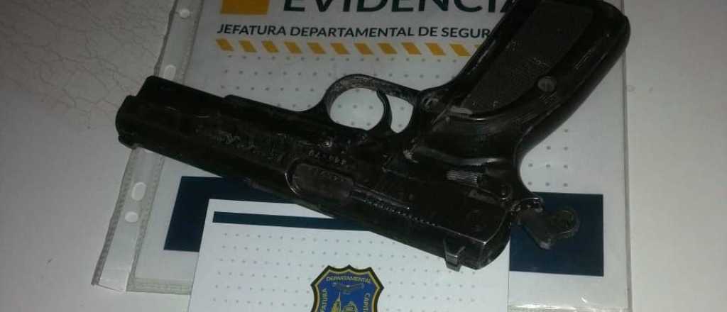 Intentaron detener a una pareja armada pero vecinos lo evitaron a piedrazos