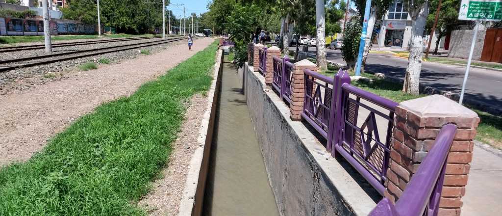 Pararon de volcar líquidos cloacales en el Zanjón Frías