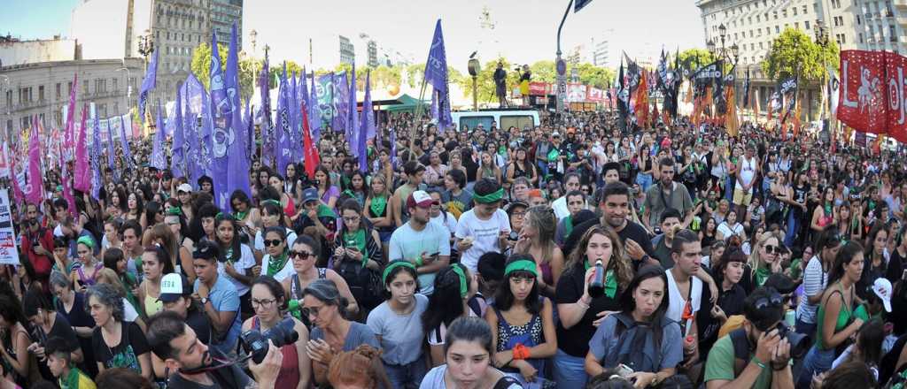 Miles de mujeres participan del "pañuelazo" por el aborto en el Congreso