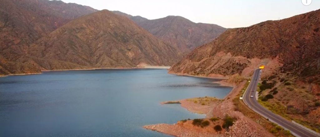 Impresionante drone: atardecer en la inmensidad del Dique Potrerillos