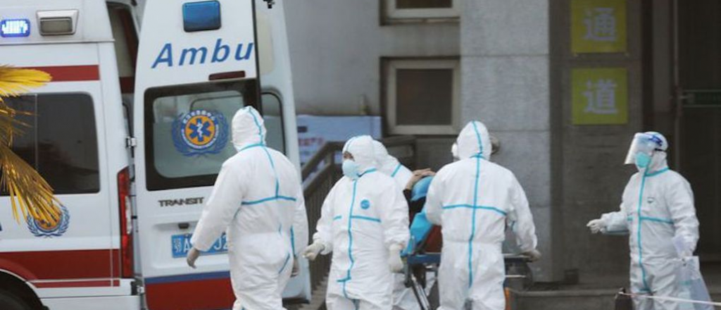 Video: se burló en un súper chino por el coronavirus y terminó a las piñas