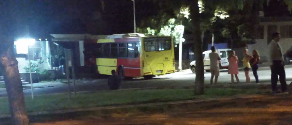 Un colectivo chocó contra una casa en el barrio SUPE de Godoy Cruz