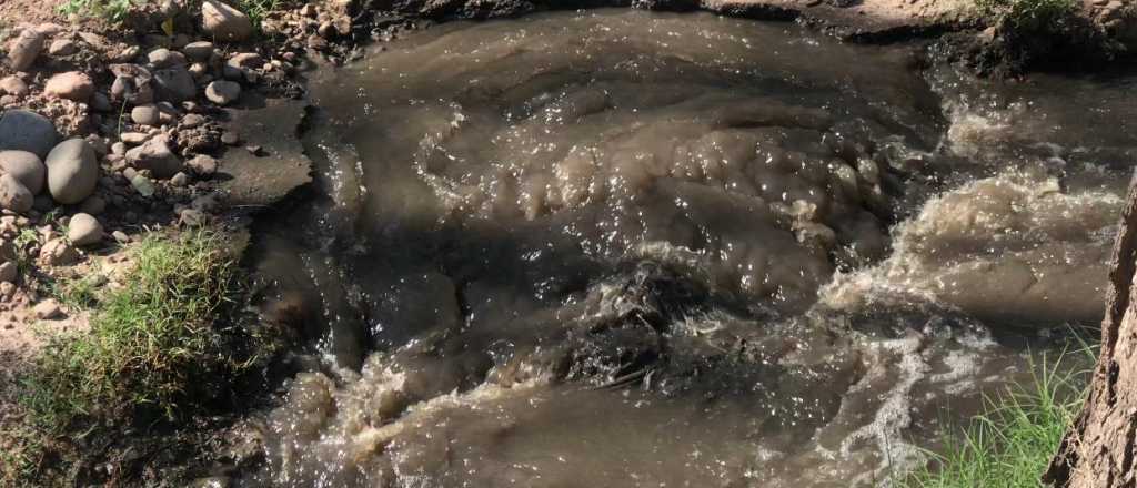 Piden investigar un derrame de líquidos cloacales en Carrodilla