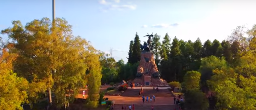 La belleza del monumento al Ejército de Los Andes visto desde un drone