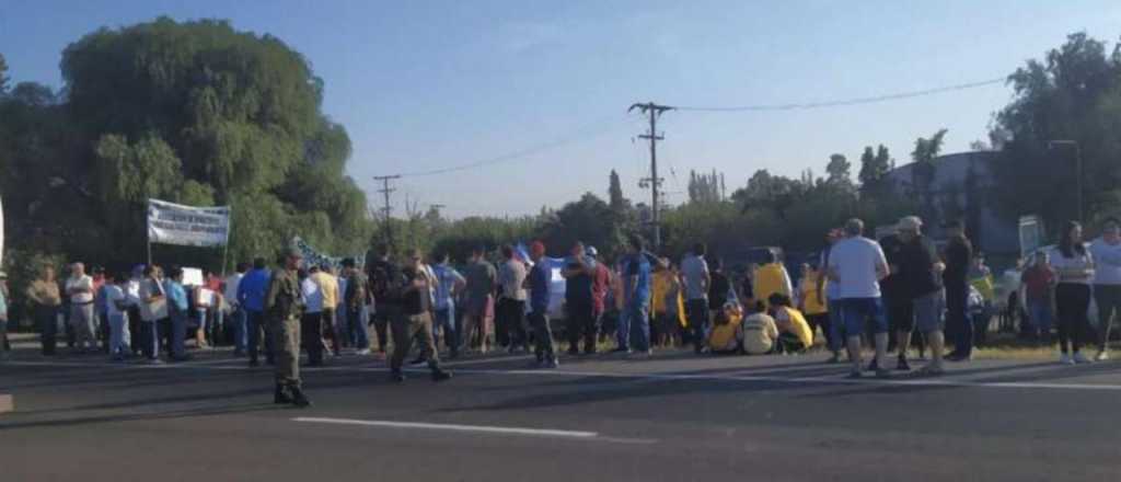 Productores y obreros de viña reclamaron en la ruta con un "contradesayuno"