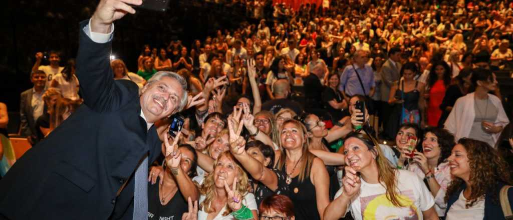 Alberto Fernández dijo que aprendió a no decirles "feliz día" a las mujeres