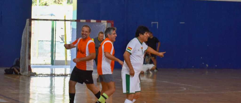 Evo Morales jugó en Maipú un partido de fútbol con el intendente