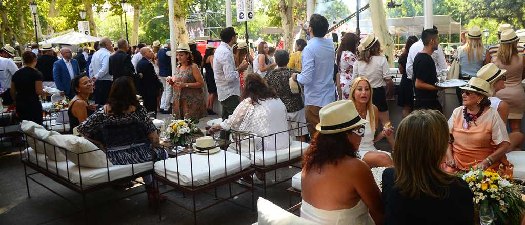 Galería de personajes durante el Carrusel desde las terrazas de Park Hyatt