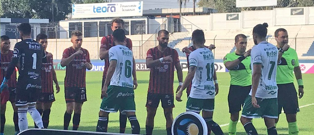 Los jugadores de Sarmiento y Douglas Haig se saludaron con el codo