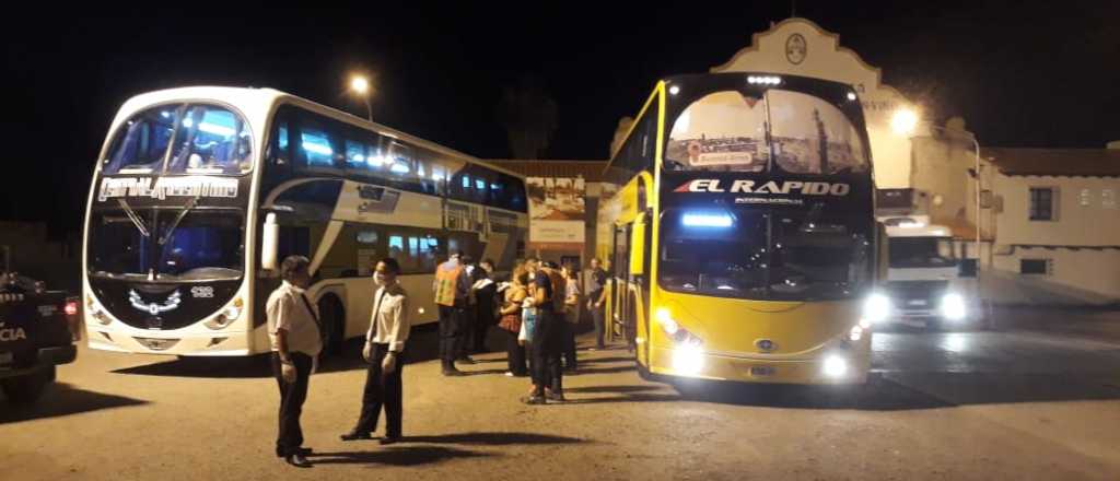 Detienen un colectivo en Desaguadero por dos chilenos con síntomas