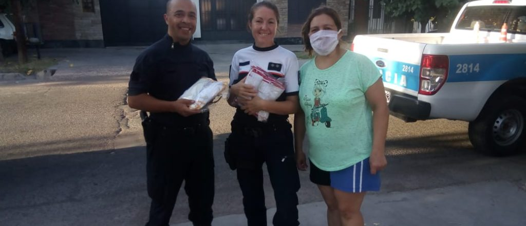 Vecinos solidarios de Maipú fabrican barbijos para los policías