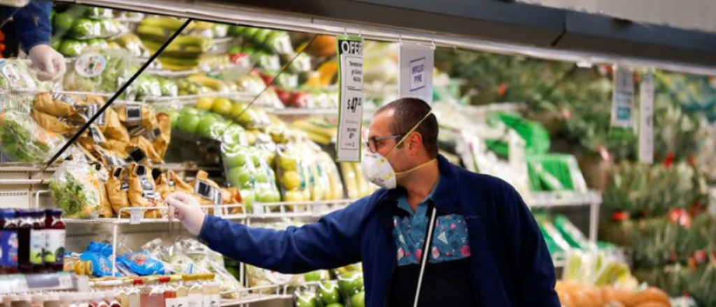 La gente va menos al supermercado, pero compra más