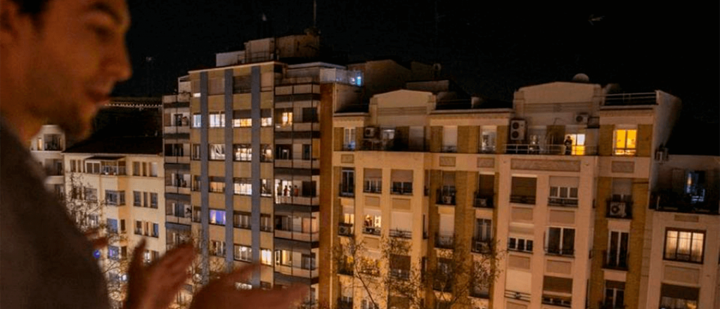 Escracharon a dos vecinos de un edificio por no aplaudir a los médicos