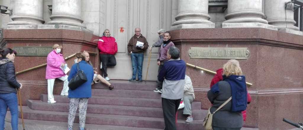 Este lunes los bancos no abren sus puertas
