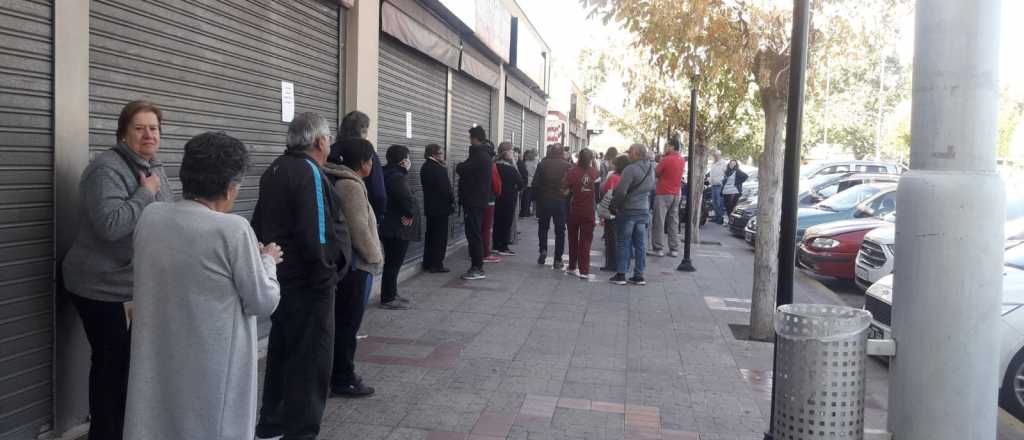 La Bancaria alertó que esta semana pueden volver las largas filas a los bancos