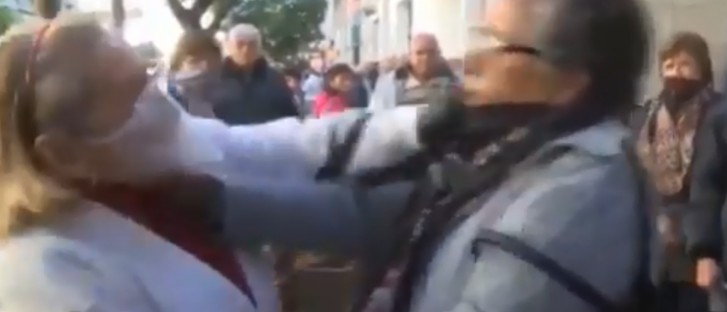 Video: dos jubiladas "se fueron a las manos" en la cola de un banco