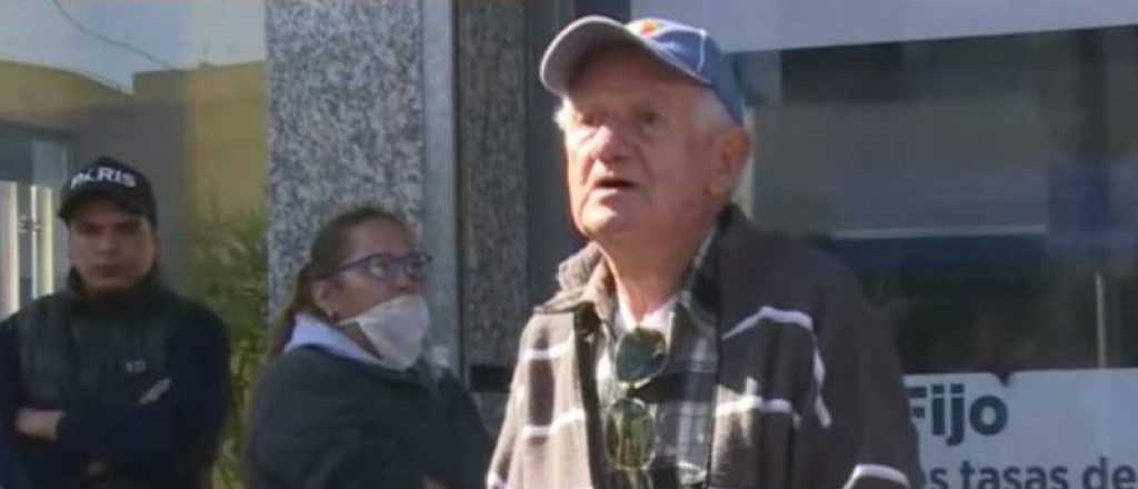 Triste imagen: el abuelo de Nico Occhiato hizo fila en el banco para cobrar