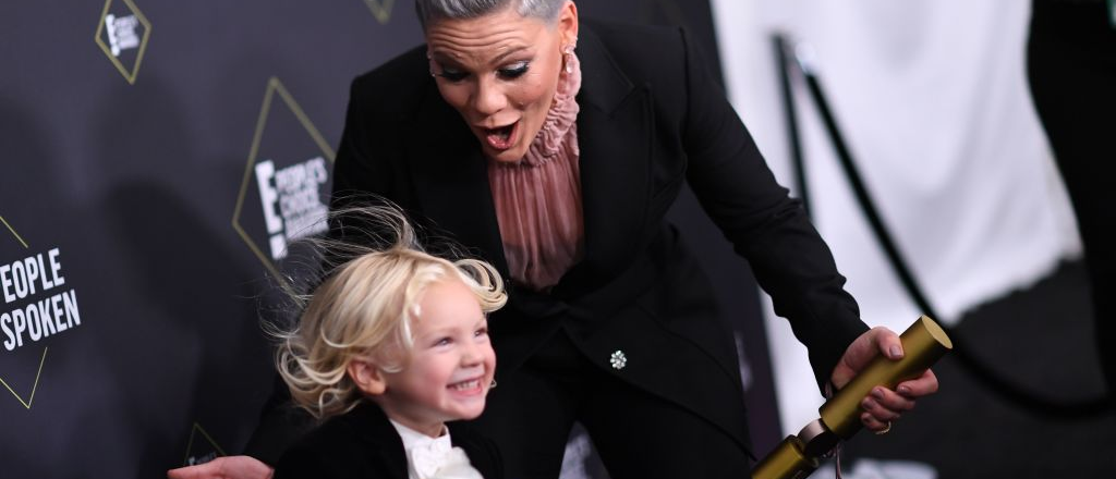 Pink y su hijo Jameson de tres años dieron positivo para coronavirus