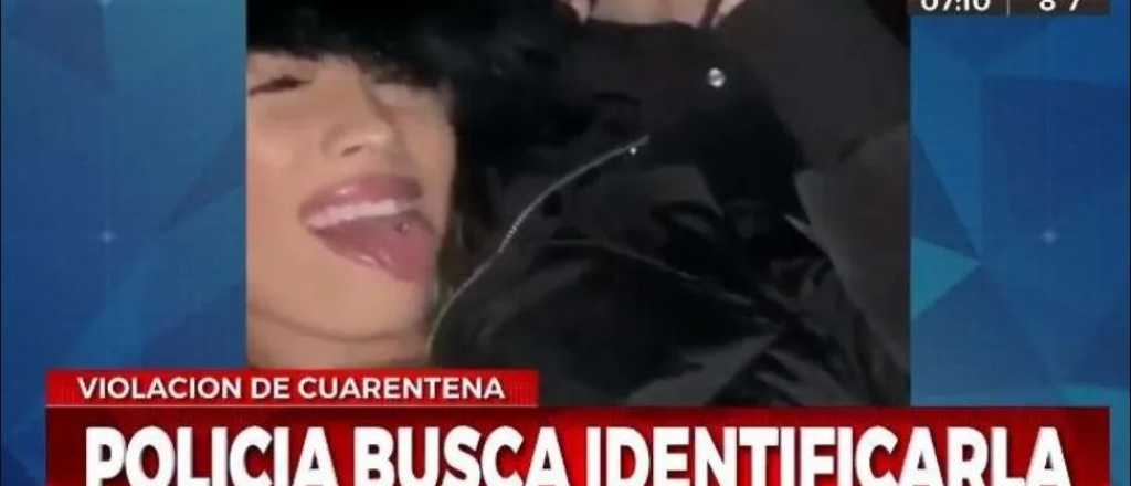 Una chica violó la cuarentena en el baúl de un taxi para ver al novio