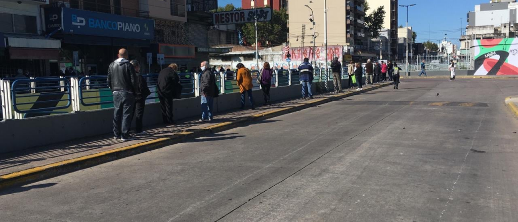 Hubo largas colas de jubilados en los centros de vacunación de PAMI