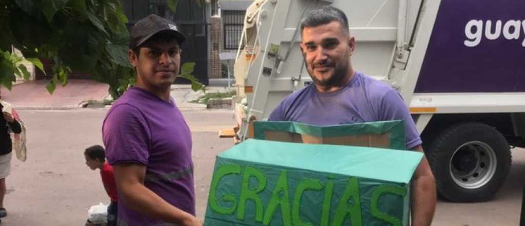 Vecinos de Guaymallén les regalaron mercadería a los recolectores