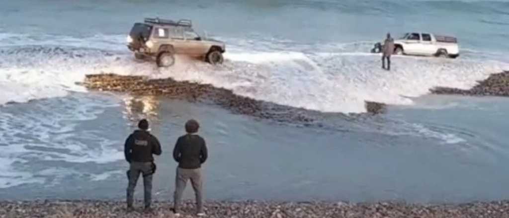 Rompió el aislamiento para ir a pescar y la marea le llevó su camioneta