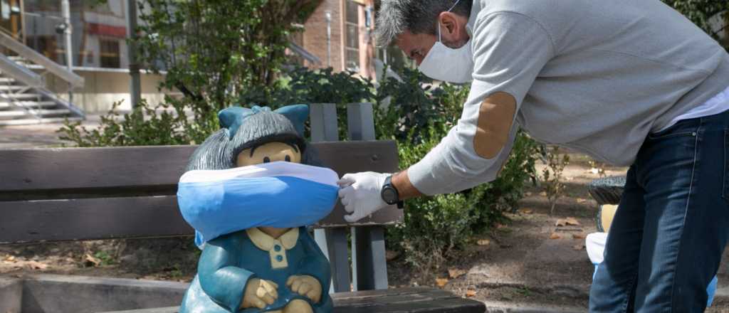 La escultura de Mafalda luce un tapabocas para recordar el uso obligatorio