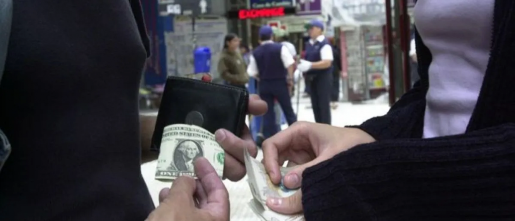 El dólar sube en el cierre de una semana en baja