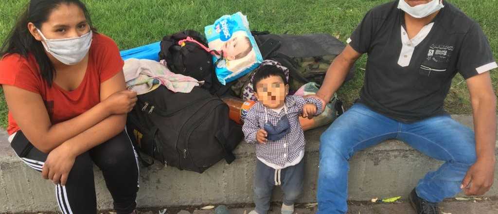 Trabajadores golondrina varados en la terminal; el gobierno busca trasladarlos