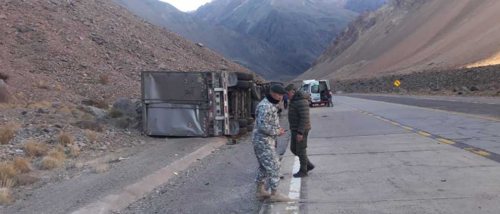 Volcó un camión chileno en Alta Montaña