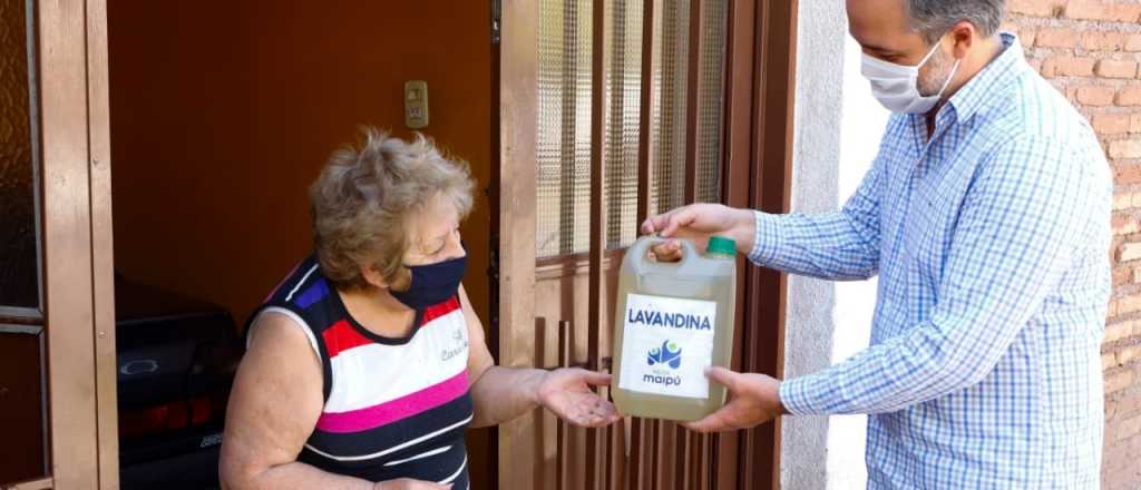 Stevanato recorre Maipú entregando lavandina a los vecinos