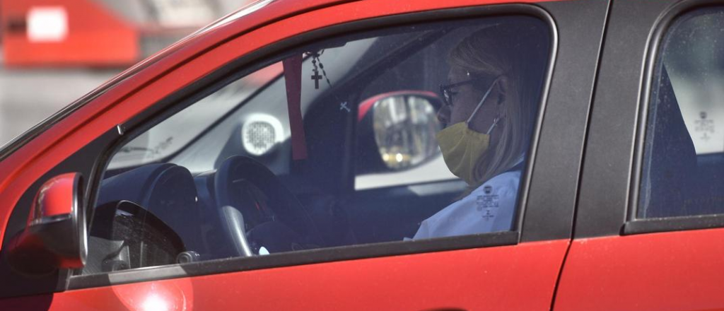 Sí, hay que llevar el tapabocas dentro del auto en Mendoza