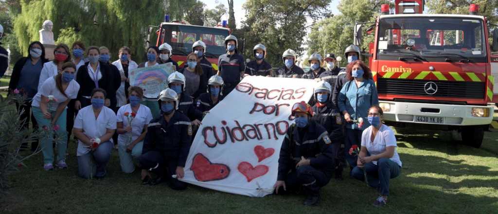 Bomberos mendocinos homenajearon al personal de la salud