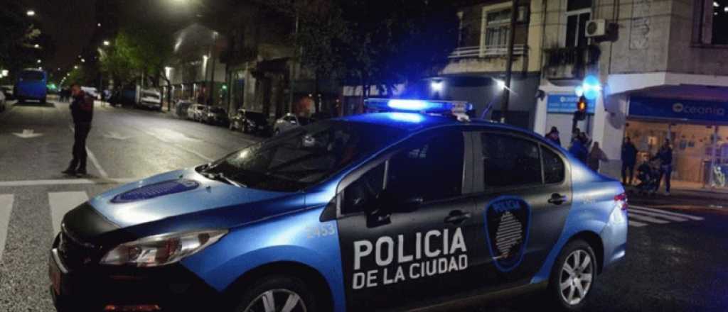 Una policía fue detenida por matar de un tiro a un ladrón que robaba ruedas