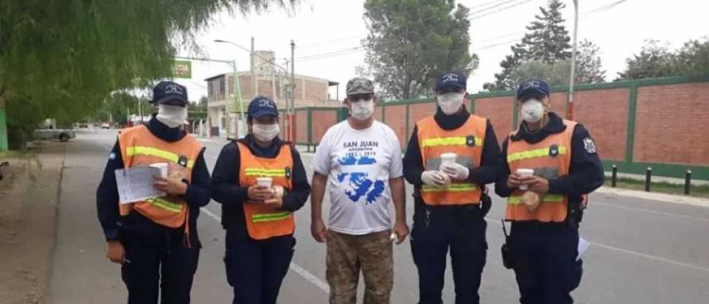 Un veterano de Malvinas reparte café y tortitas a la Policía en los controles