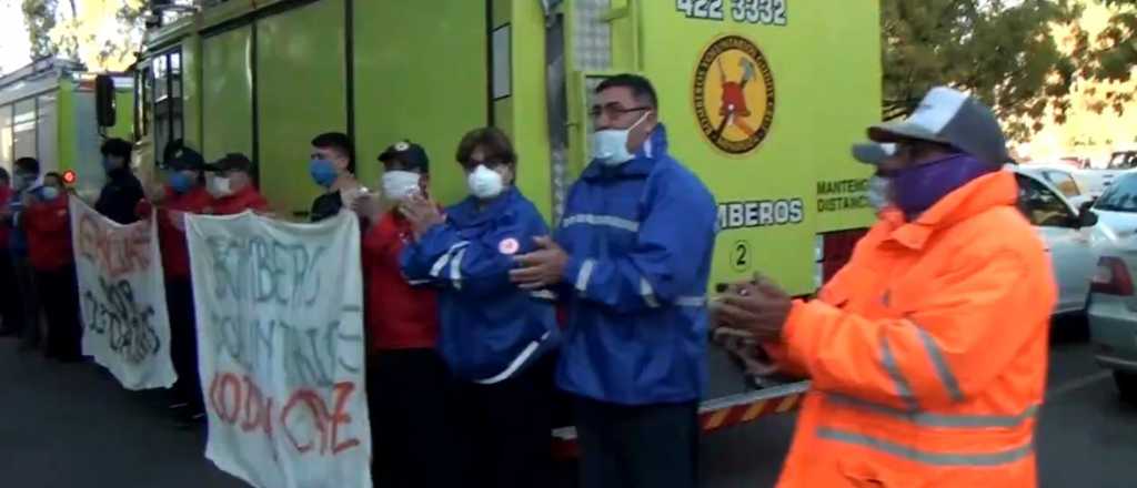 Bomberos de Godoy Cruz homenajearon al personal sanitario de la comuna