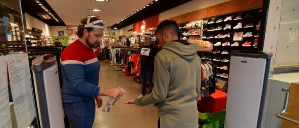 Protocolo improvisado: cómo probarse ropa en comercios de Mendoza