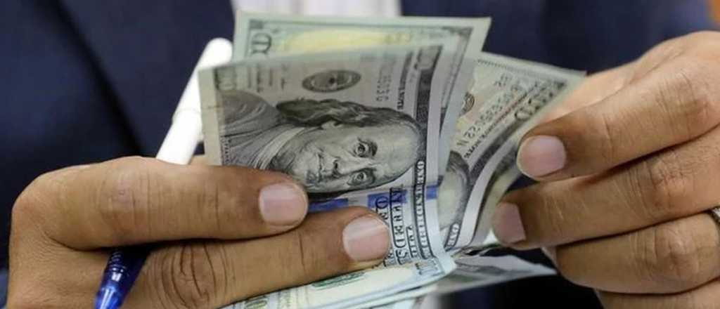 El dólar blue sigue a 128 pesos y subió el mayorista