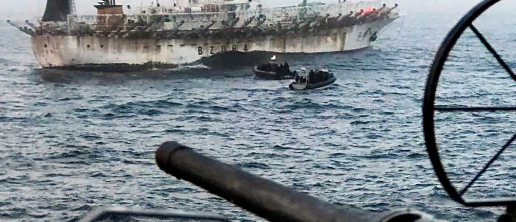 Atrapan buques extranjeros pescando de manera ilegal en aguas argentinas