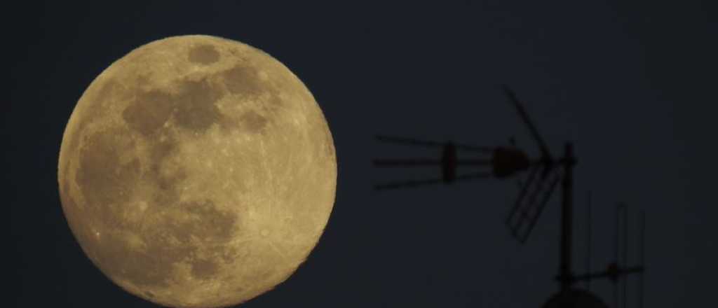 Imágenes impactantes: así se vive la última superluna del 2020