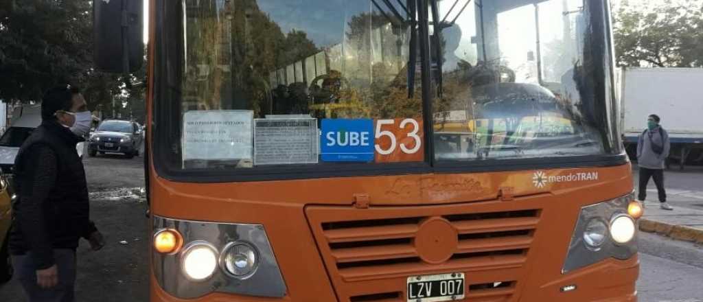 Podrán viajar diez personas paradas por cada colectivo