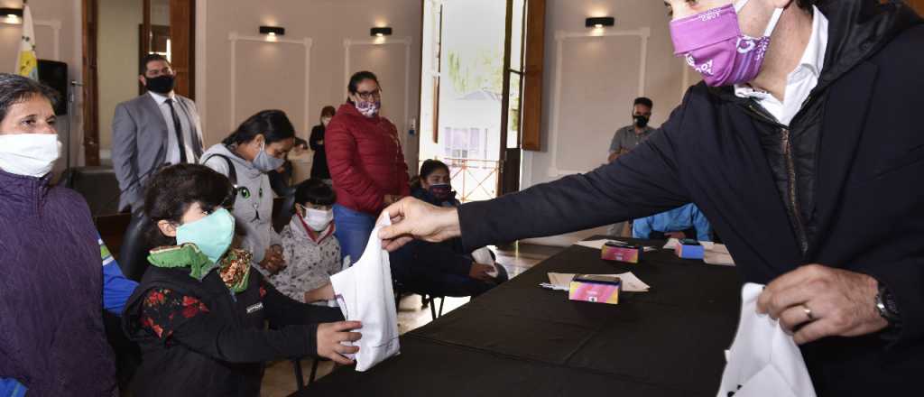 Alumnos de una escuela de Godoy Cruz recibieron celulares donados