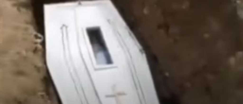 Video: un muerto "se despide" cuando lo estaban sepultando  