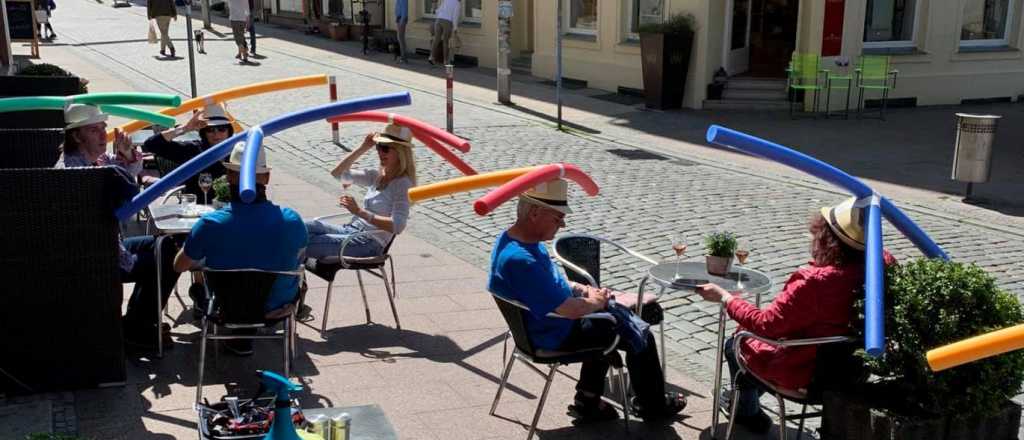 Los raros sombreros de un café de Alemania para mantener la distancia