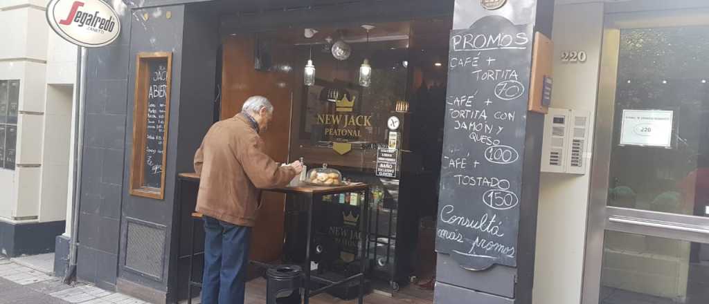 Los restaurantes y bares continuarán sólo con el "pase y lleve"