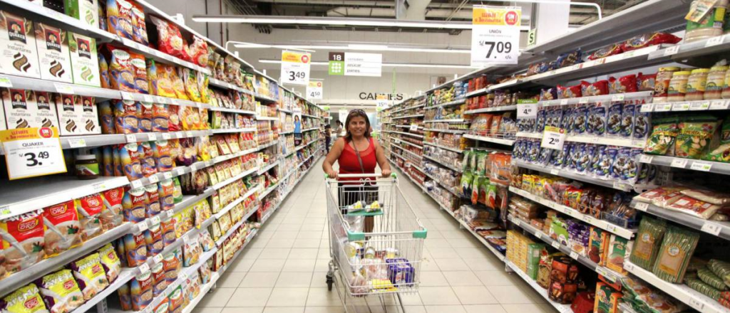 Videos: se escupió las manos y las pasó en un carrito de supermercado 