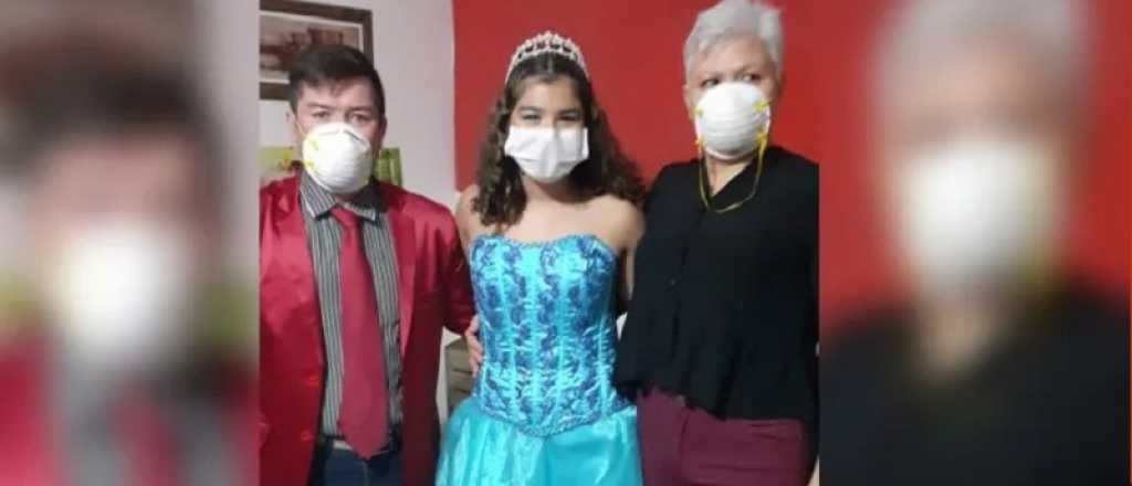 Quinceañera bailó con su padre mientras los vecinos la aplaudían en la ventana