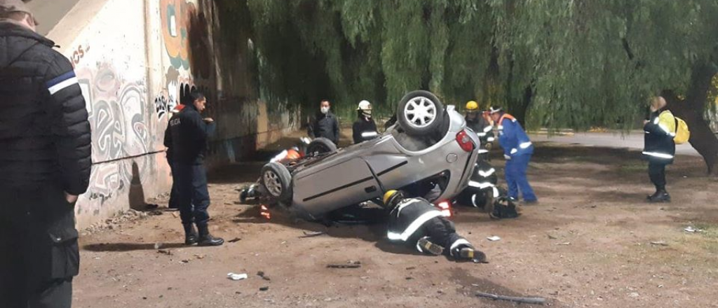 Un auto cayó de un puente en Dorrego en la madrugada de este sábado